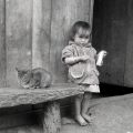 bambina con gatto laos 