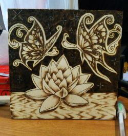 Farfalla con loto pirografato