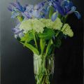 vaso di fiori con iris e ortensie